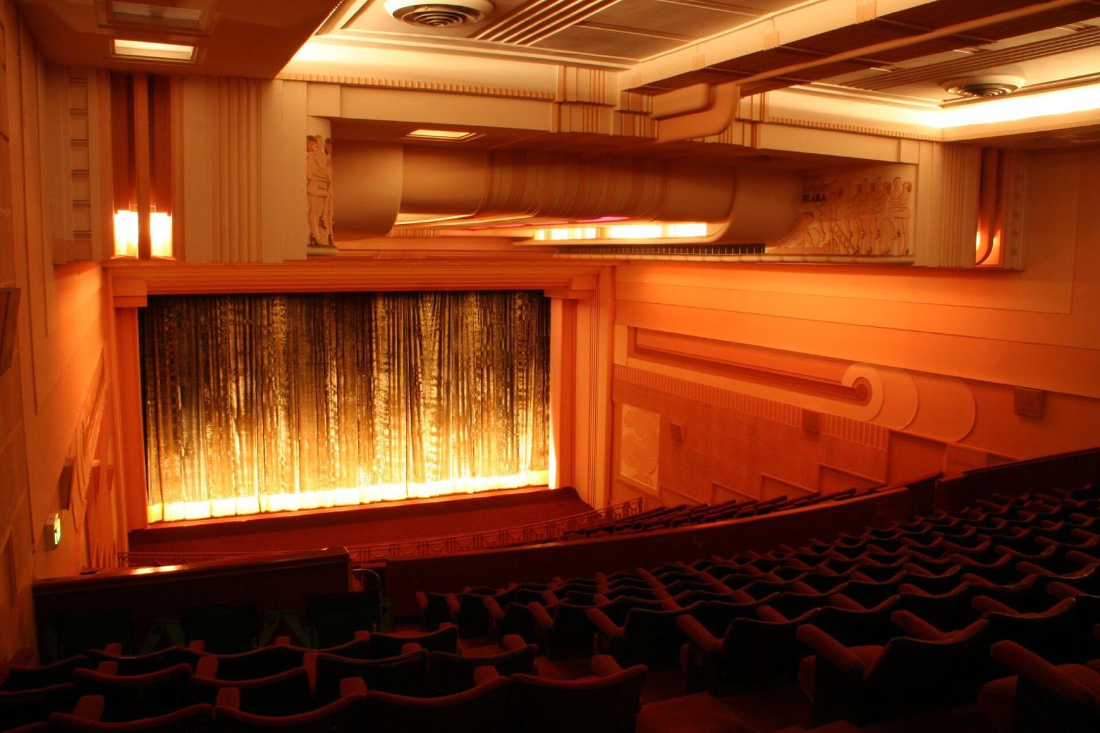 Salle de cinéma vue depuis les derniers rangs